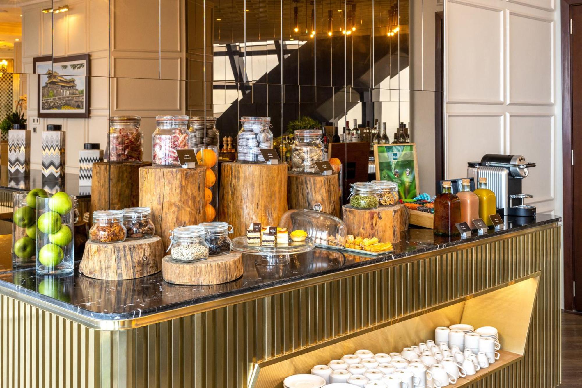 Hotel Melia Vinpearl Hue Esterno foto The coffee bar at the hotel