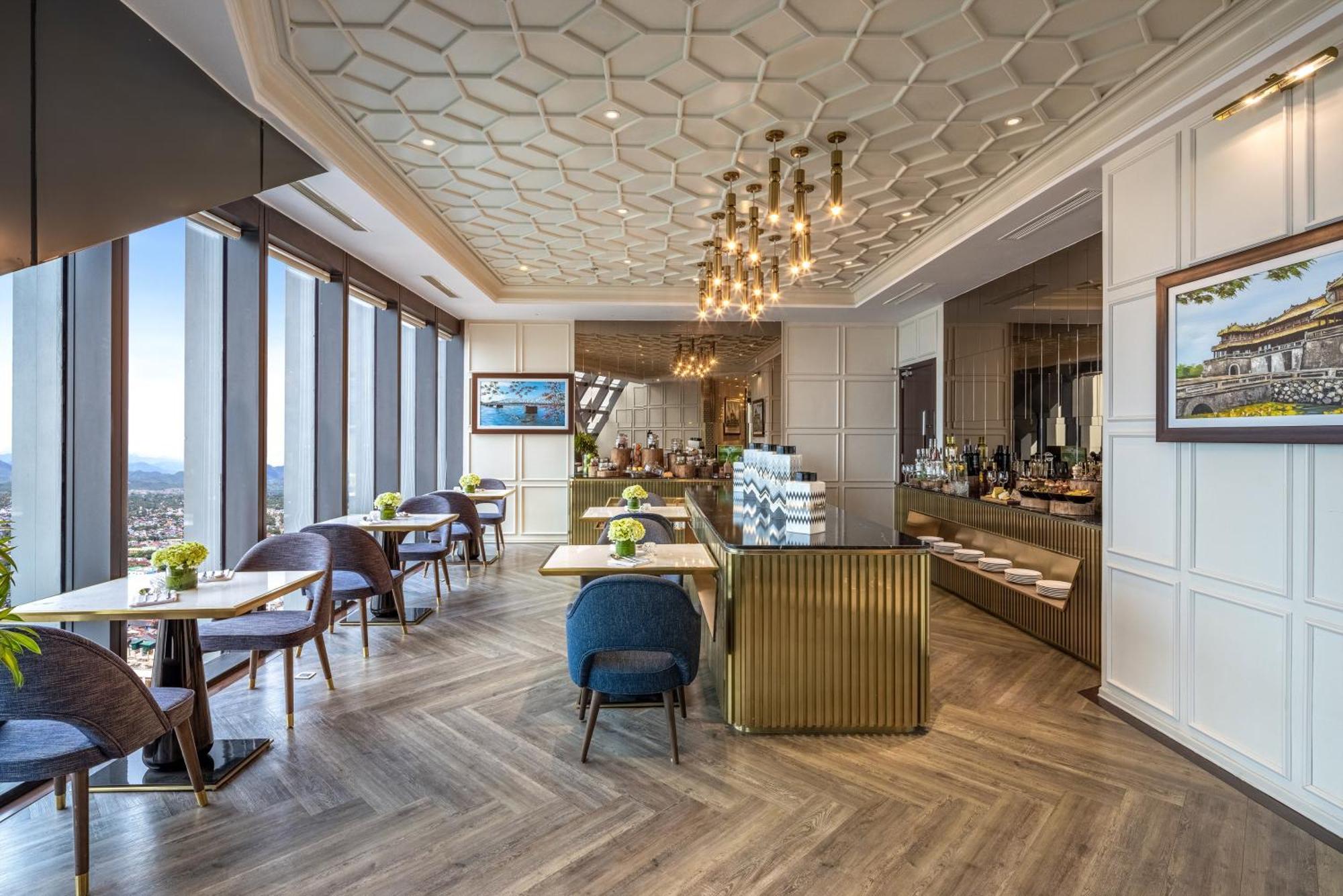 Hotel Melia Vinpearl Hue Esterno foto The Club at The Landmark, Bangkok